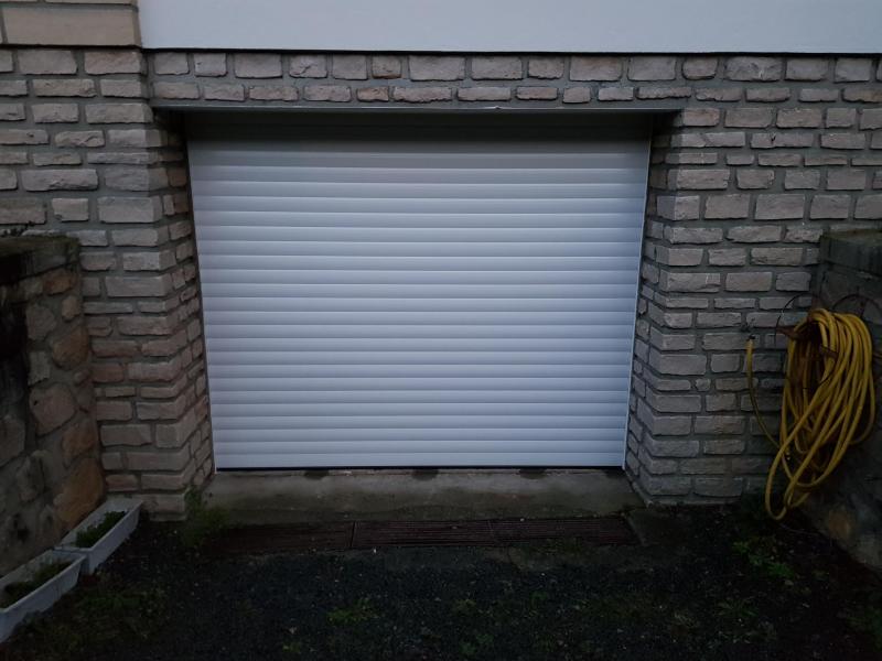 Pose d'une porte de garage à enroulement à Ifs